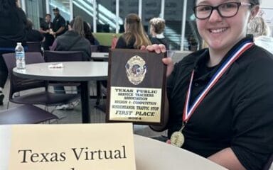 Laps hoiab käes tahvlit