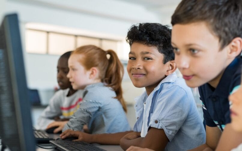 Noored lapsed kasutavad arvutit