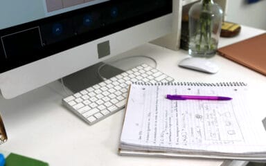 Klaviatuur, märkmik ja pliiats