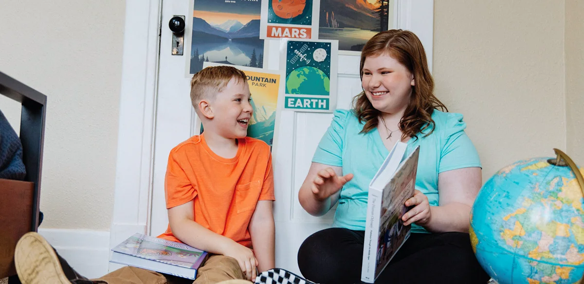 naeratav tüdruk ja poiss