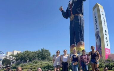 Proua Abbe ja proua Dwyer koos kõigi üritusel osalevate õpilastega