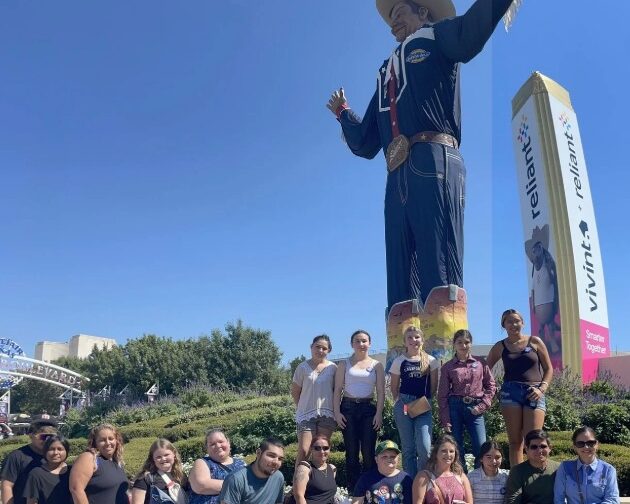 Proua Abbe ja proua Dwyer koos kõigi üritusel osalevate õpilastega