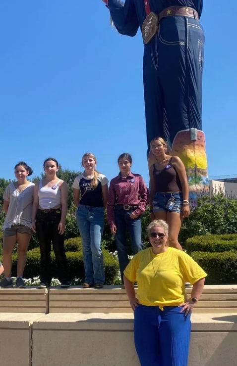 Õpetaja ja õpilased üritusel